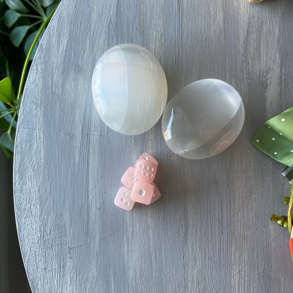 Rose Quartz dice pair - Picture 3 of 7